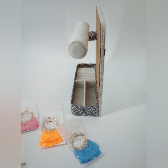 Jewelry Stand w. 3 New Pairs of Colorful Fringe Earrings - Picture 7 of 16